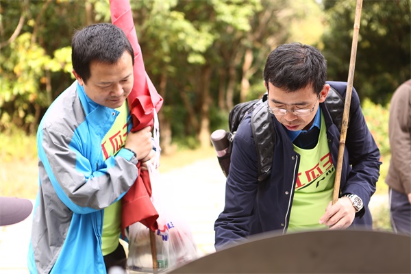 你在故宮修文物，我在紅瓜子拍企業宣傳片